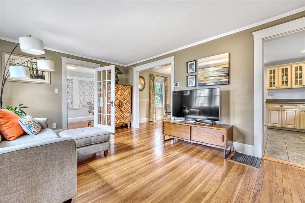 86 Pine Street Woburn, MA 01801 - Photo 5 of 27