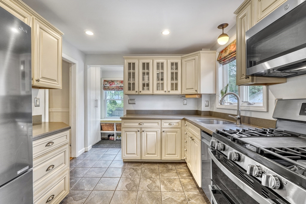 86 Pine Street Woburn, MA 01801 - Photo 9 of 27