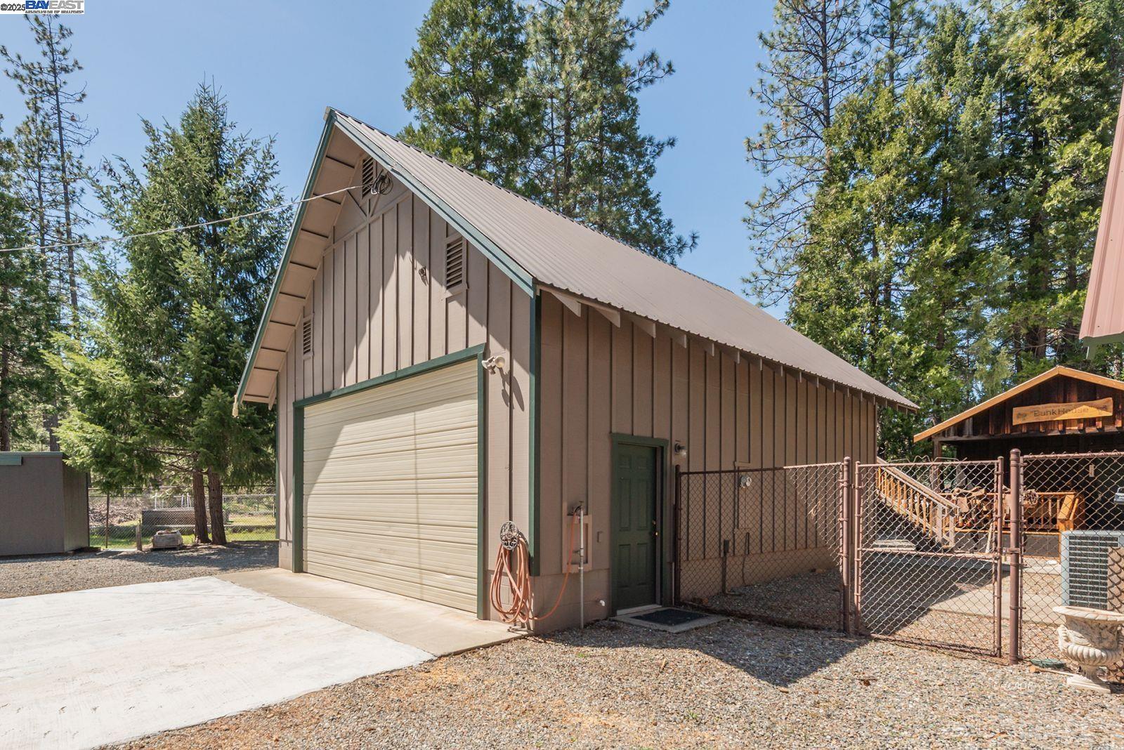 21 Cedar Road Trinity Center, CA 96091 - Photo 33 of 50 a backyard of a house