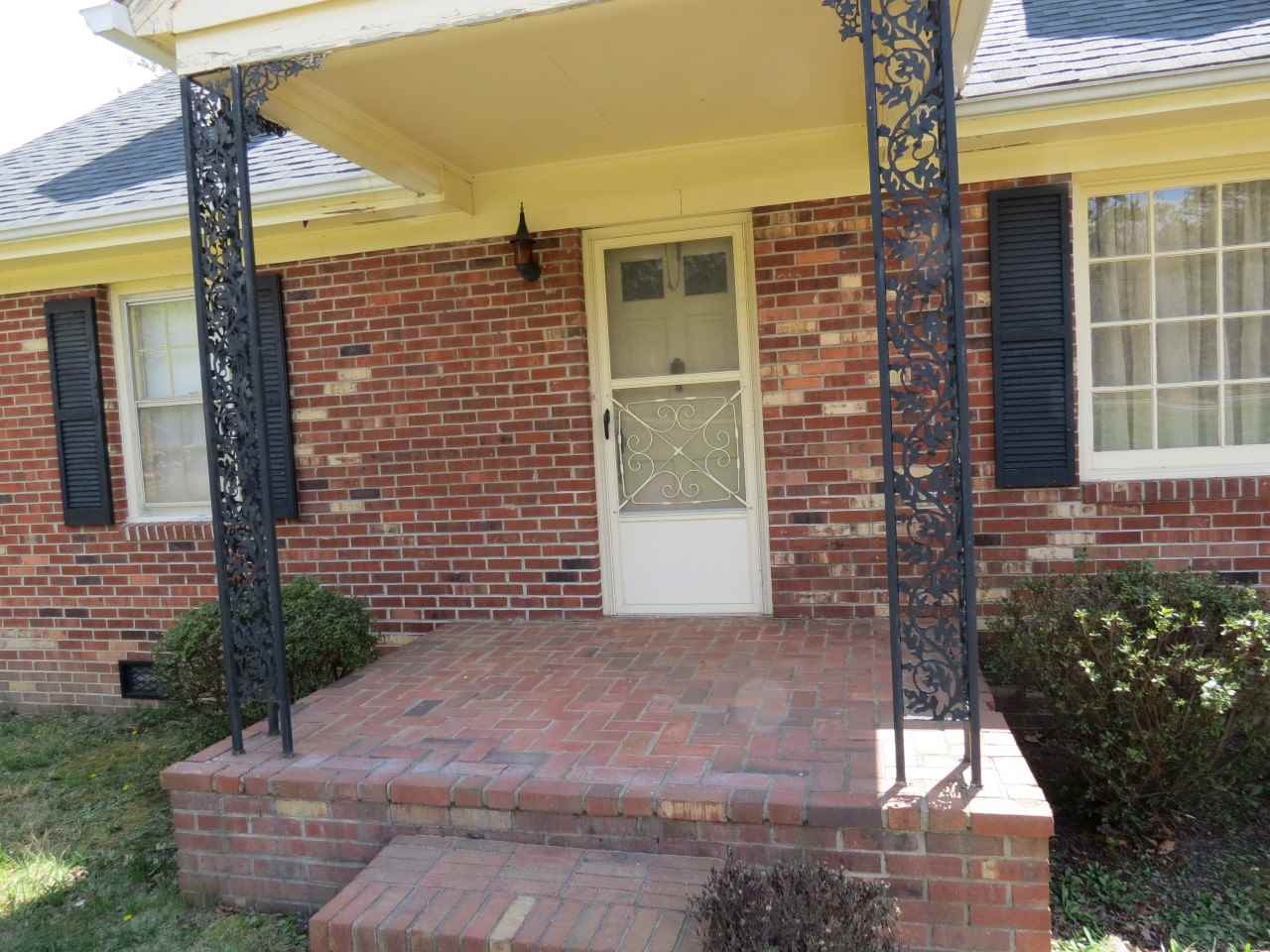 6280 Courthouse Road Louisa, VA 23093 - Photo 3 of 43 a front view of a house with a yard