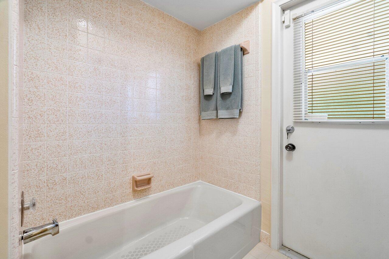 1567 Southwest 6th Terrace Boca Raton, FL 33486 - Photo 17 of 26 Bath 2 with tub