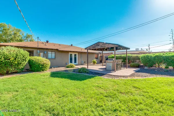 a view of a backyard