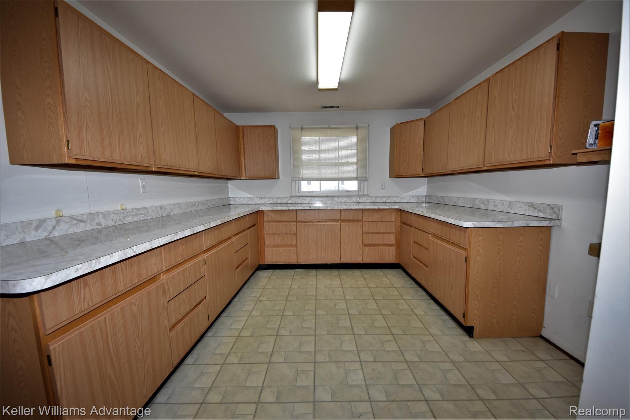 26137 Middlebelt Road Farmington, MI 48334 - Photo 18 of 21 DSC_8471.JPG
