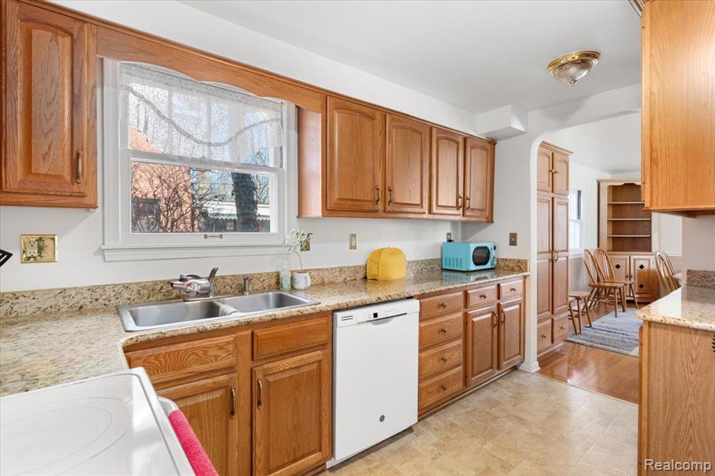 4074 Kenmore Road Berkley, MI 48072 - Photo 12 of 42