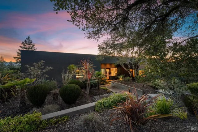 a view of a back yard