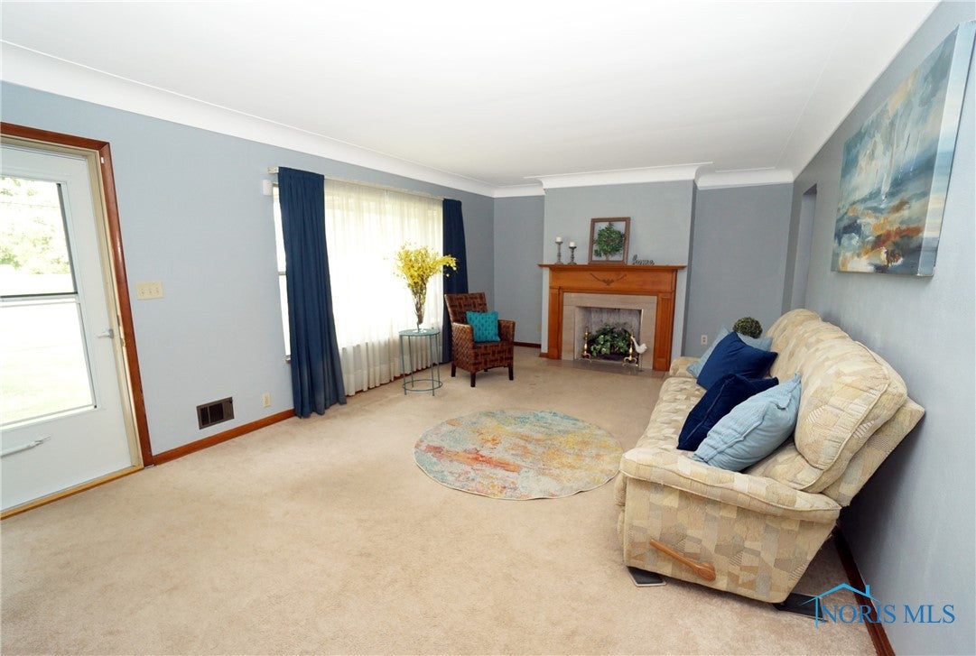 1024 South Coy Road Oregon, OH 43616 - Photo 4 of 34 Living rm