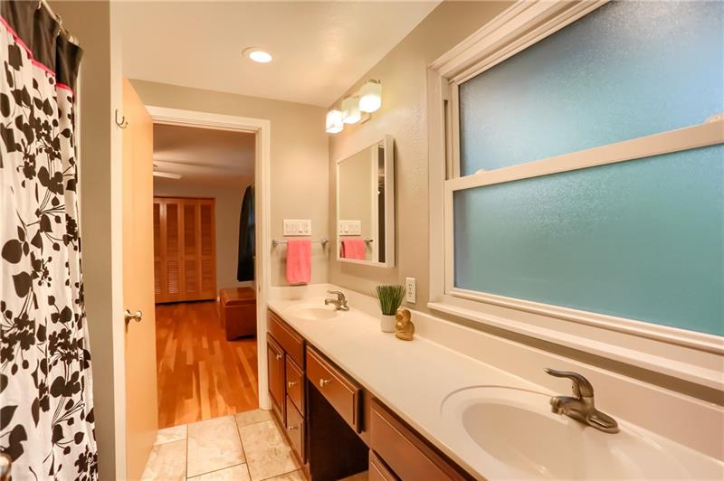 458 Ryndwood Road Pittsburgh, PA 15237 - Photo 23 of 25 Jack and Jill bath with two sinks