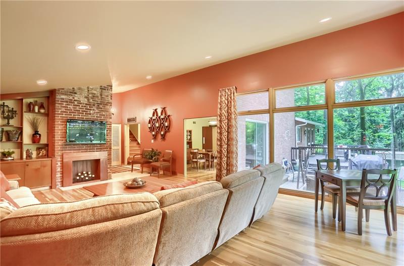 458 Ryndwood Road Pittsburgh, PA 15237 - Photo 8 of 25 Gallery Image 8