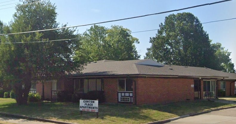 500 South 3rd Avenue Canton, IL 61520 - Photo 2 of 15 a view of a small house