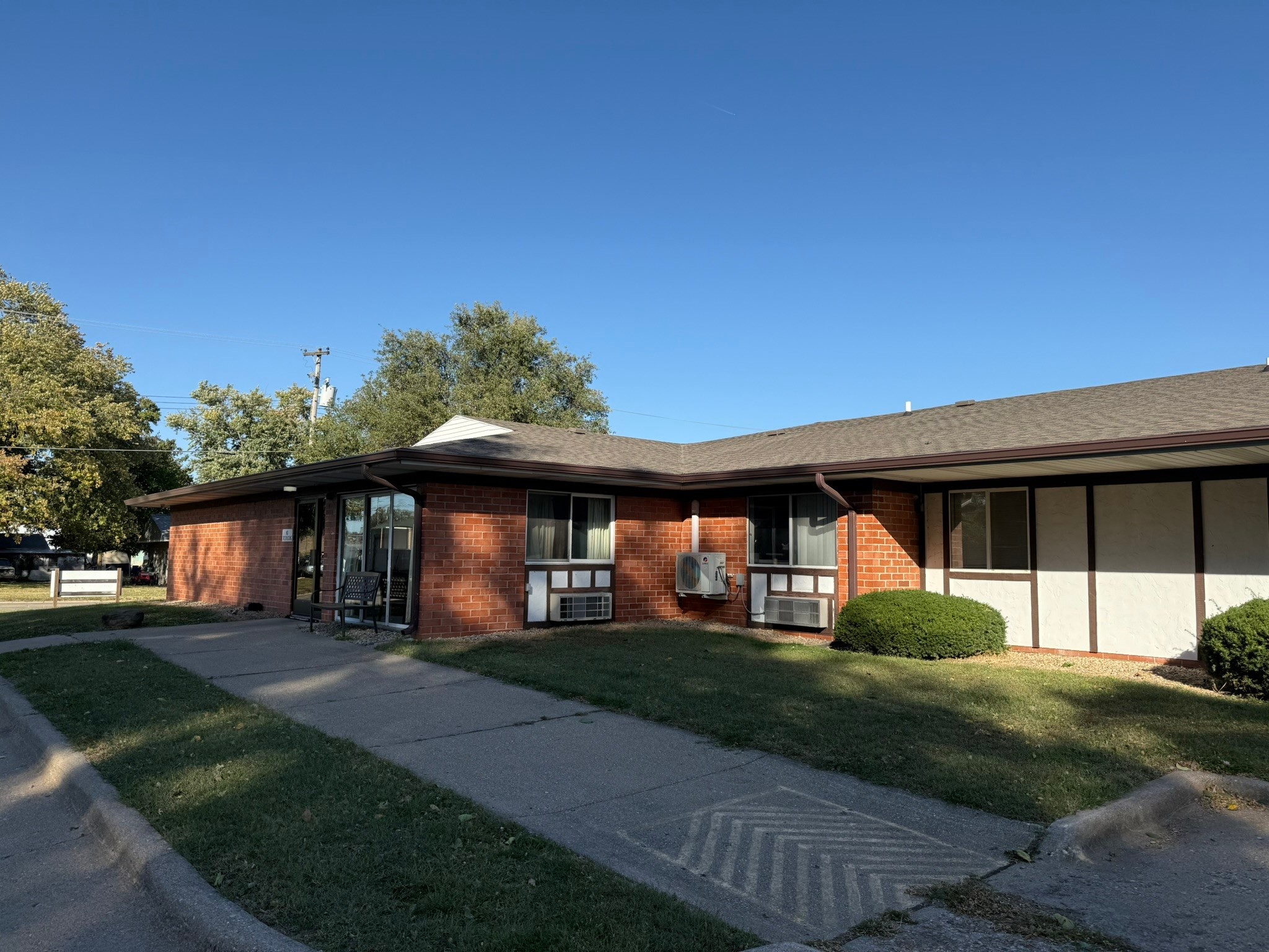 500 South 3rd Avenue Canton, IL 61520 - Photo 3 of 15 a front view of a house with garden