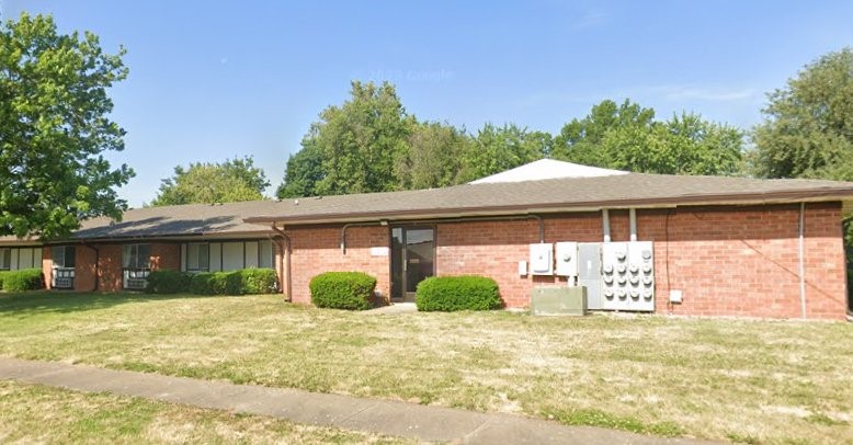 500 South 3rd Avenue Canton, IL 61520 - Photo 4 of 15 a front view of a house with garden