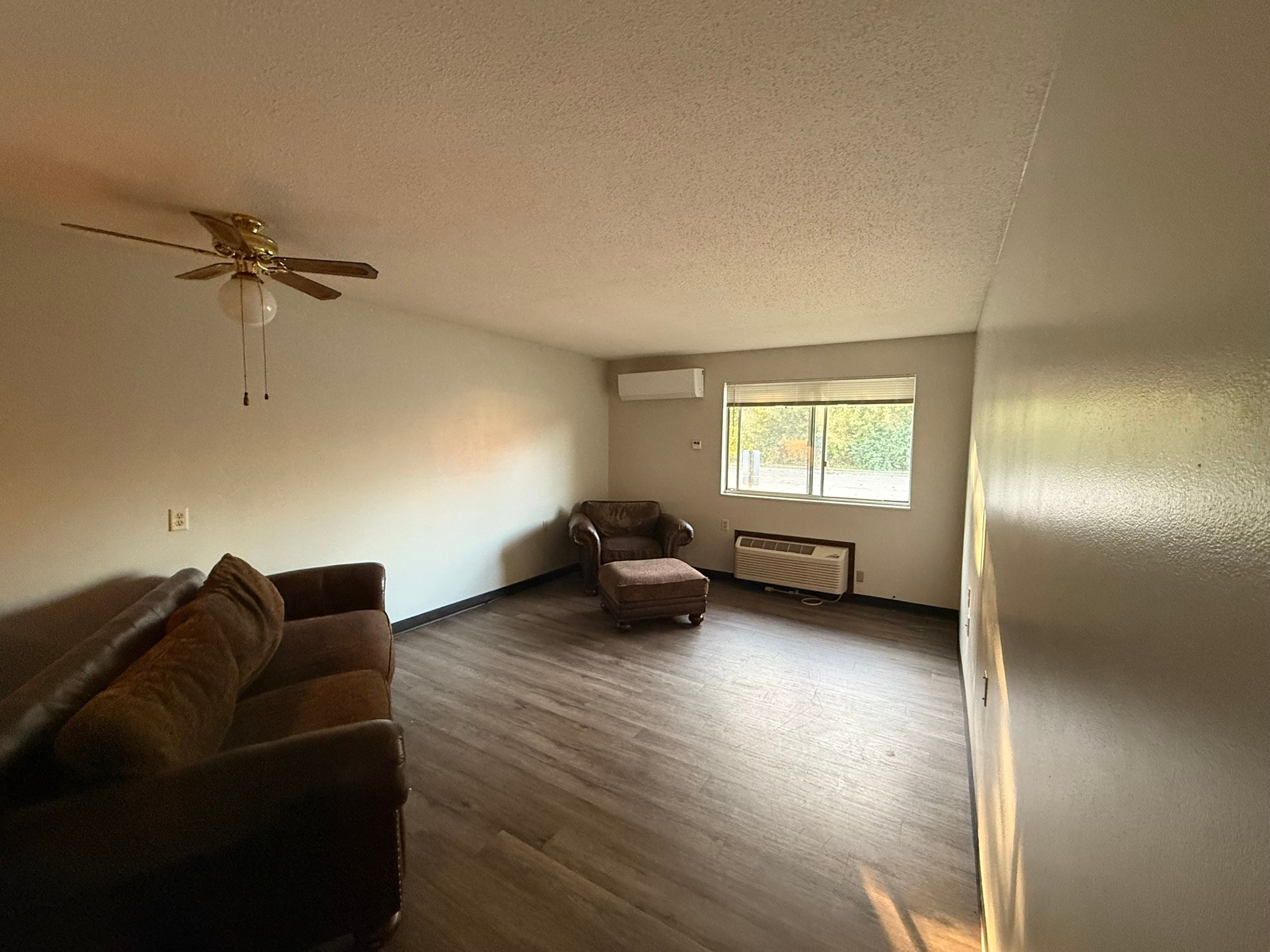 500 South 3rd Avenue Canton, IL 61520 - Photo 6 of 15 a living room with furniture and a window