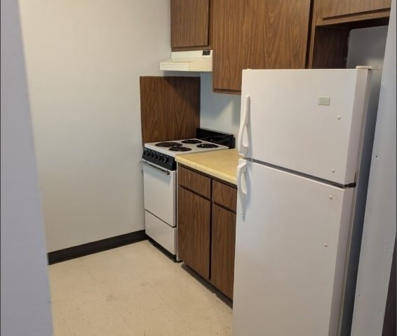 500 South 3rd Avenue Canton, IL 61520 - Photo 9 of 15 a utility room with dryer and washer