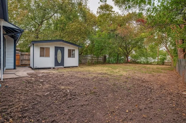 a view of a house with a backyard