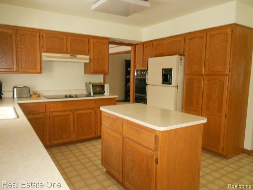 2110 Clinton View Circle Rochester, MI 48309 - Photo 10 of 15 SPACIOUS KITCHEN WITH ISLAND
