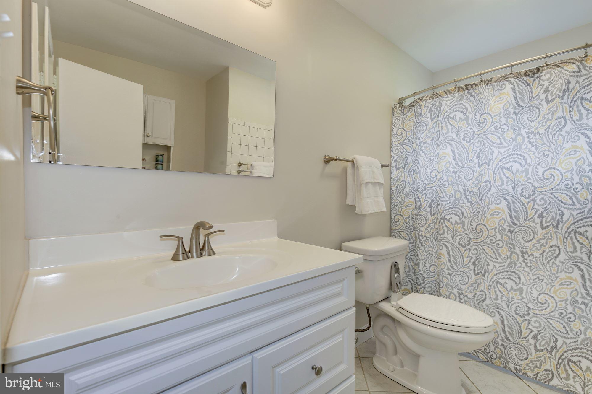 5802 Greentree Road Bethesda, MD 20817 - Photo 15 of 29 Second Full Bathroom