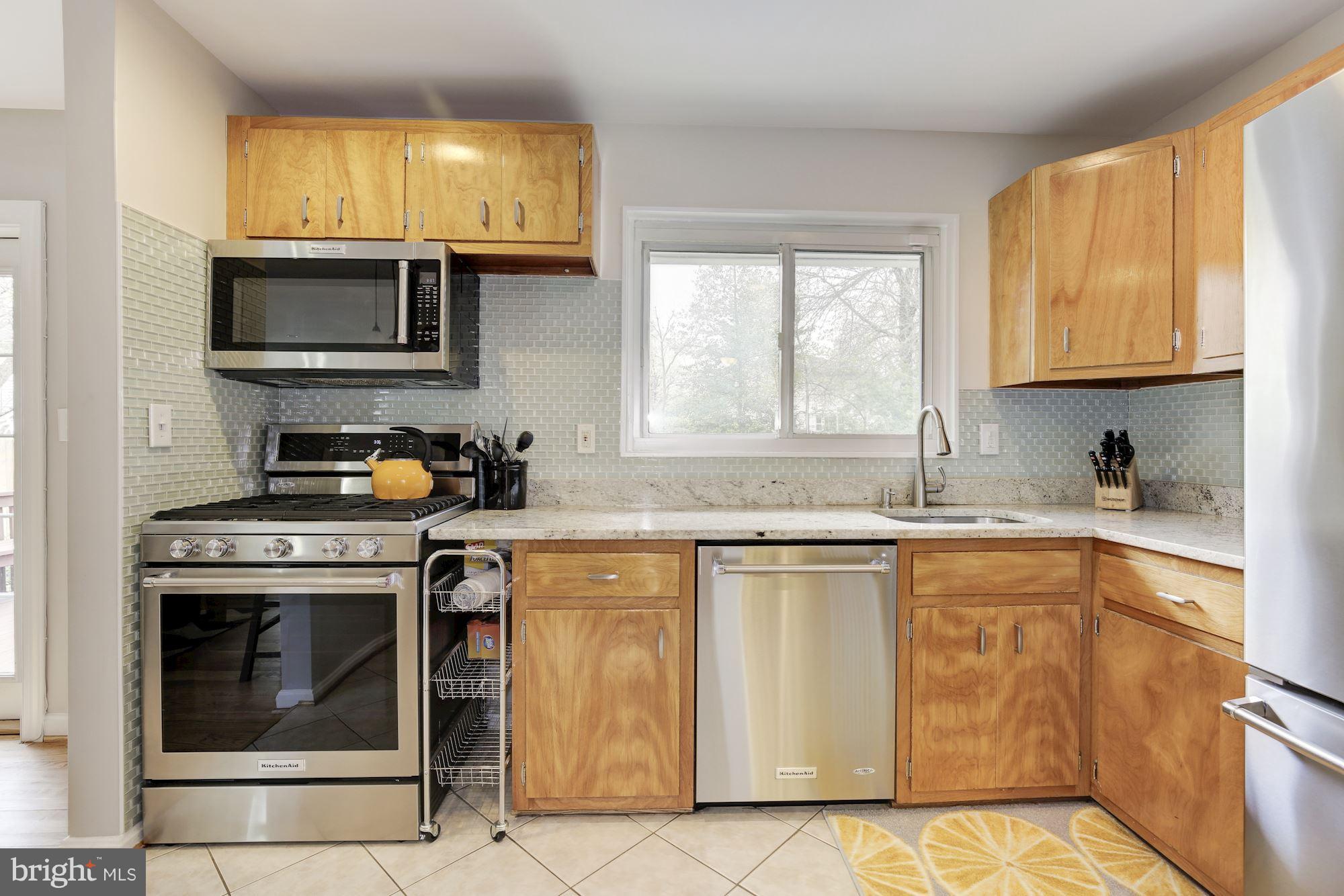 5802 Greentree Road Bethesda, MD 20817 - Photo 9 of 29 SS Appliances