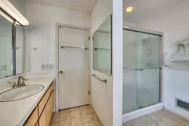 an empty room with windows and pillars in it