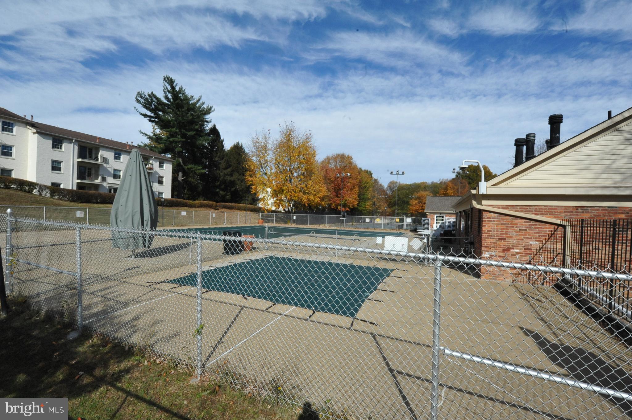 5900 K Surrey Hill Place, Unit 697 Springfield, VA 22152 - Photo 24 of 32 a view of a swimming pool