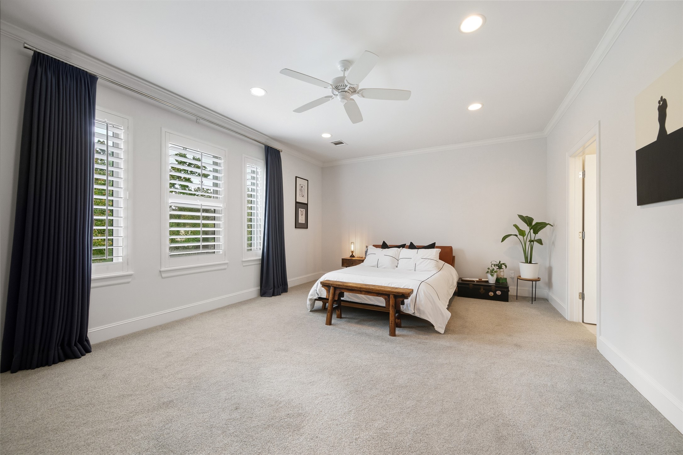 1118 Anderson Street Bellaire, TX 77401 - Photo 22 of 45 a spacious bedroom with a bed and a chandelier