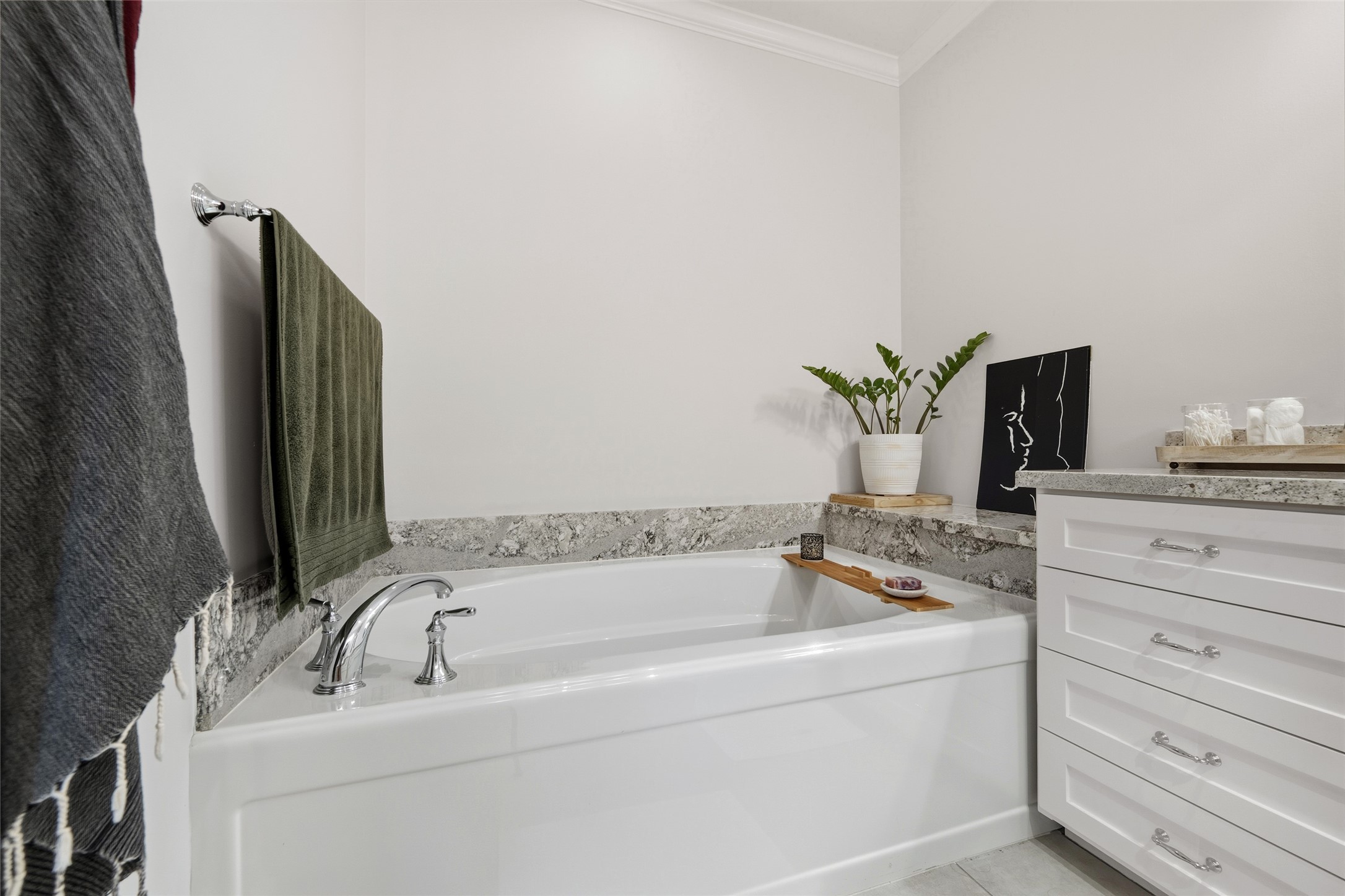 1118 Anderson Street Bellaire, TX 77401 - Photo 28 of 45 a bathroom with a bathtub and sink