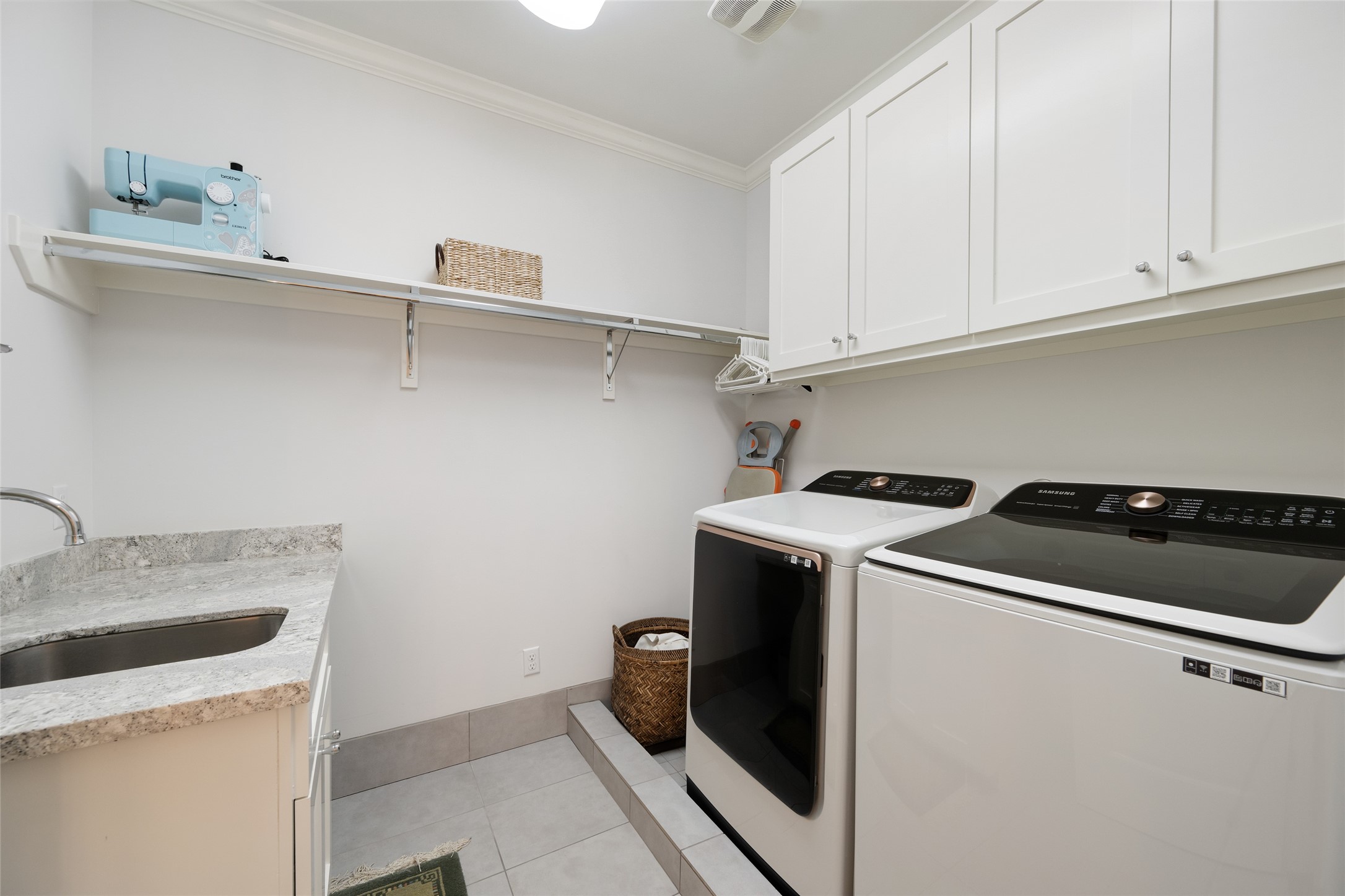 1118 Anderson Street Bellaire, TX 77401 - Photo 35 of 45 a utility room with sink dryer and washer