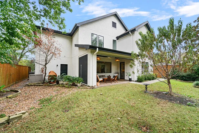a view of a house with backyard