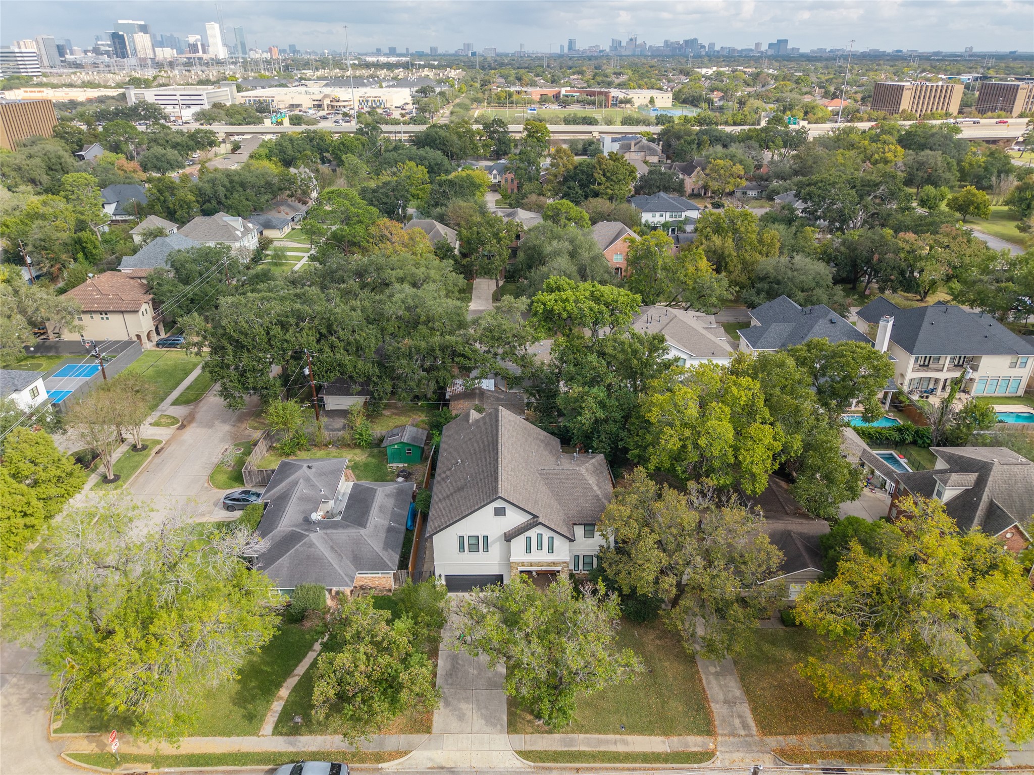 1118 Anderson Street Bellaire, TX 77401 - Photo 42 of 45 an aerial view of residential houses with outdoor space and street view