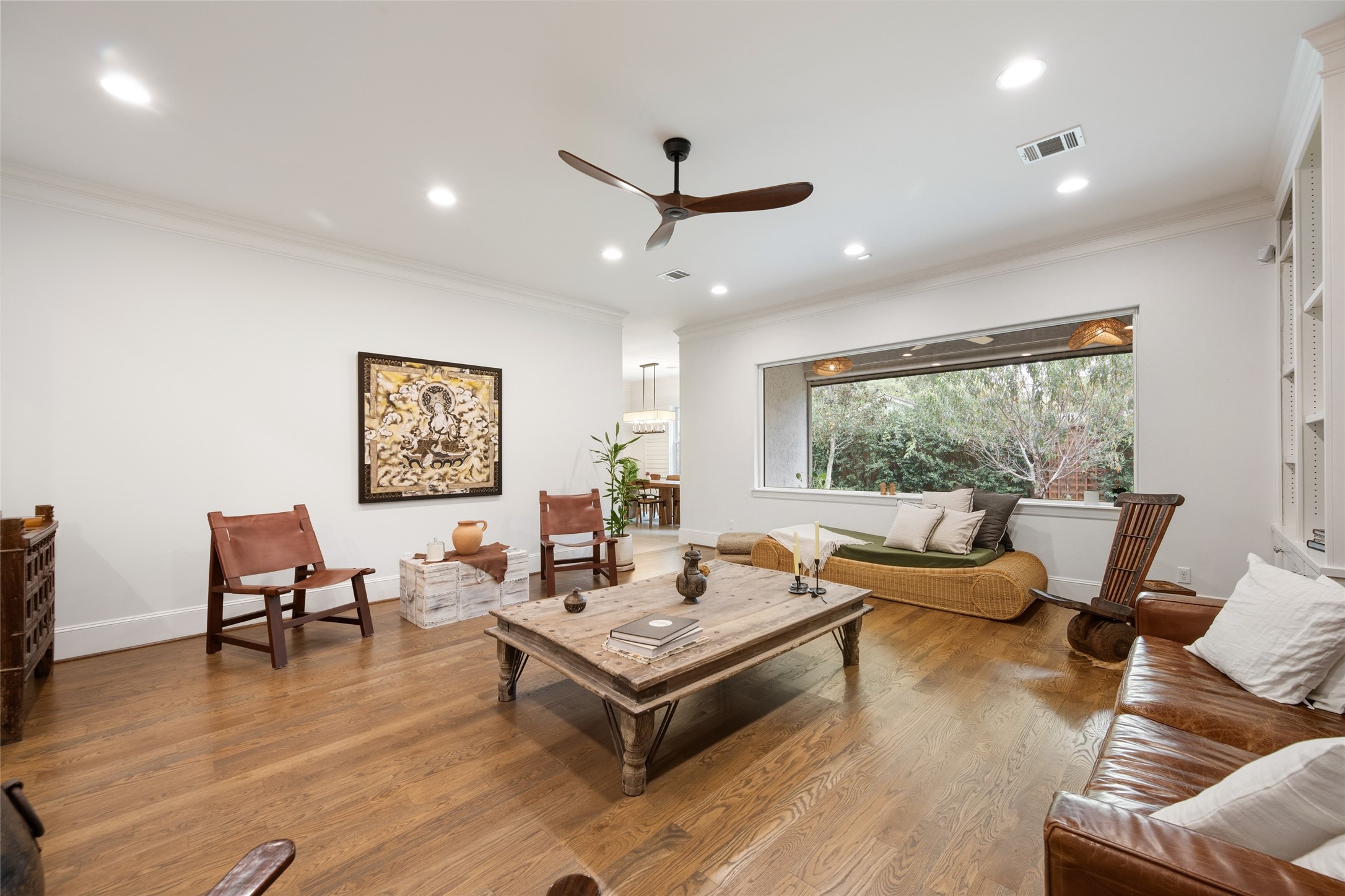 1118 Anderson Street Bellaire, TX 77401 - Photo 7 of 45 a living room with furniture and a large window