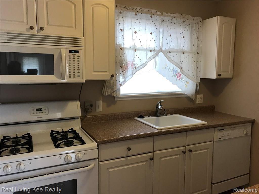 11352 Canal Road, Unit 2 Sterling Heights, MI 48314 - Photo 6 of 14 kitchen 1.jpg