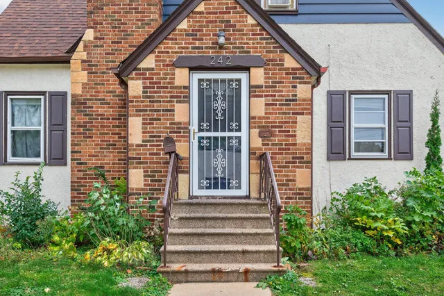 $400,000 | 242 Annapolis Street West, West St. Paul, MN 55118