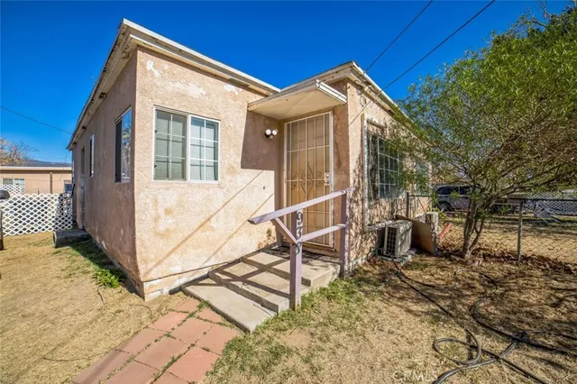 a view of a house with backyard and sitting area