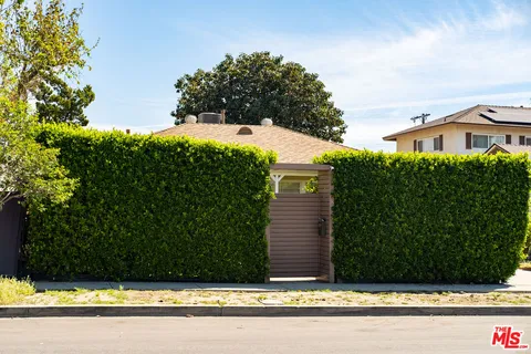 a view of a back yard