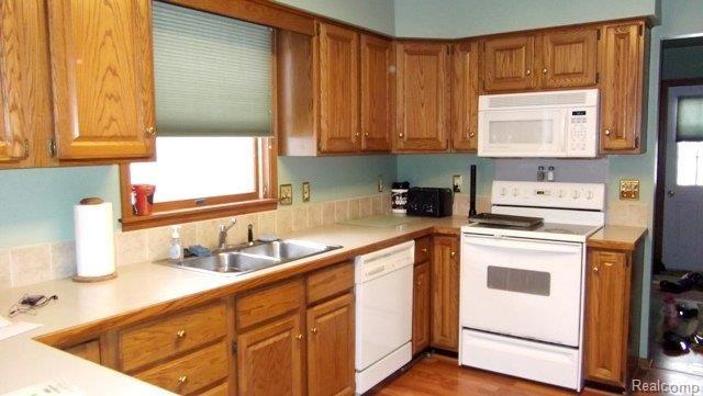 9074 Ravinewood Lane South Lyon, MI 48178 - Photo 10 of 19 Kitchen 2