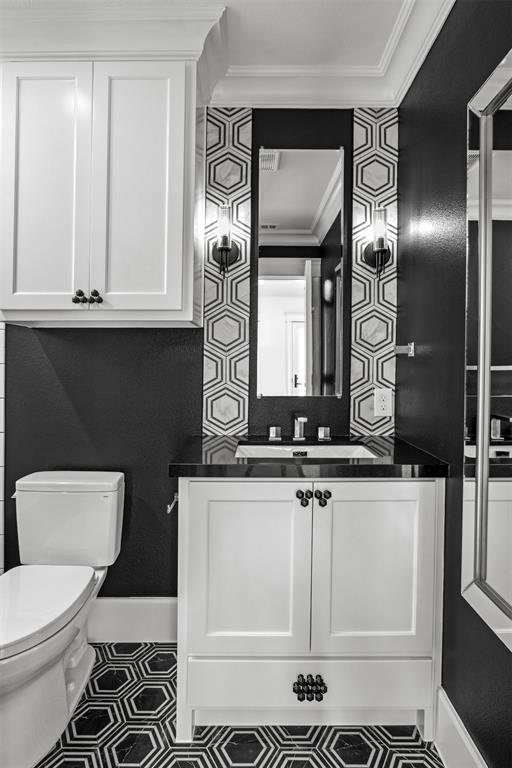5230 Homer Street Dallas, TX 75206 - Photo 25 of 39 a bathroom with a toilet sink and mirror
