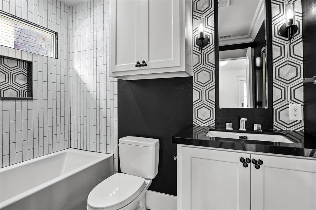 5230 Homer Street Dallas, TX 75206 - Photo 26 of 39 a bathroom with a sink a toilet and bathtub