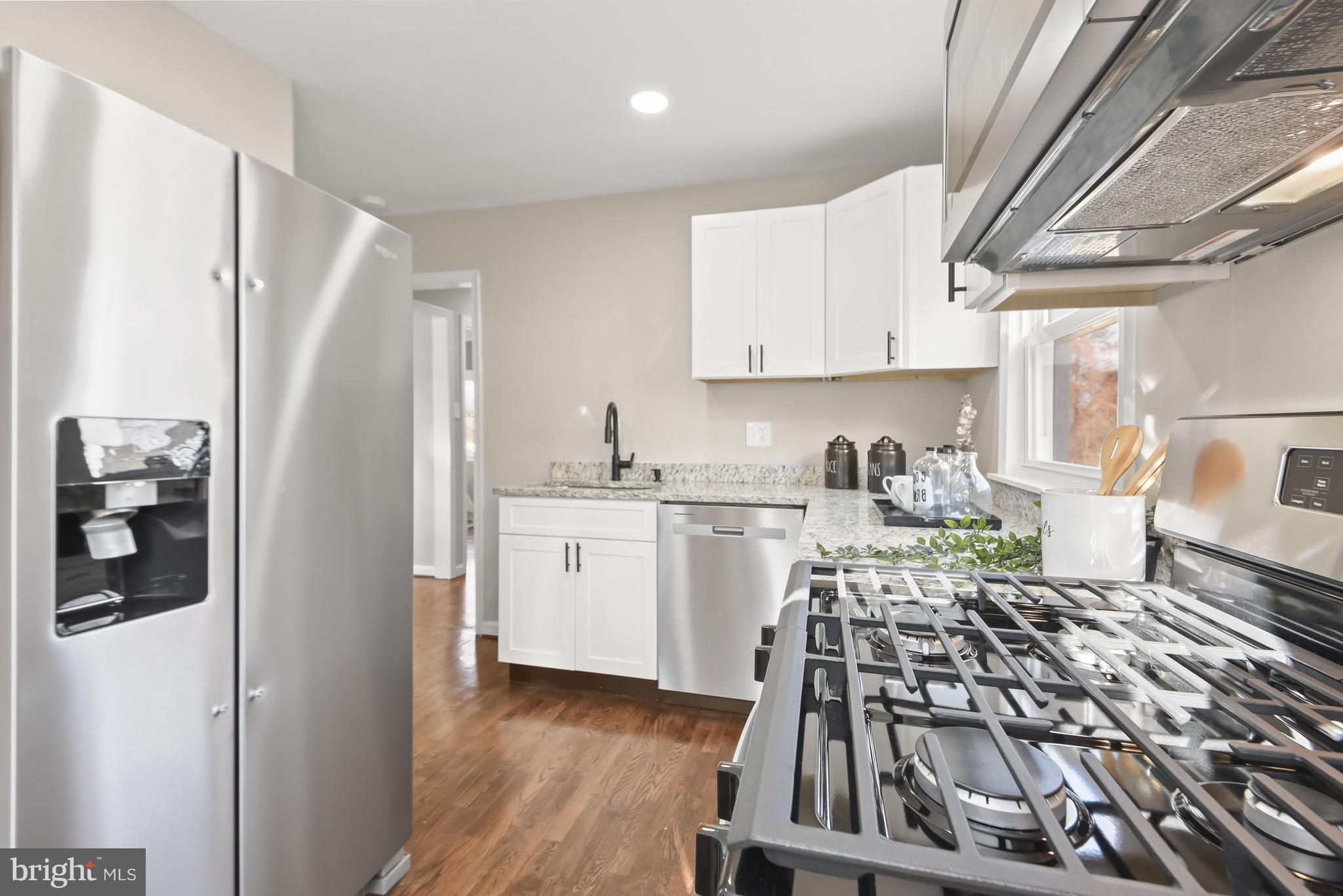 11813 Goodloe Road Silver Spring, MD 20906 - Photo 8 of 34 Sleek Stainless Steel Appliances