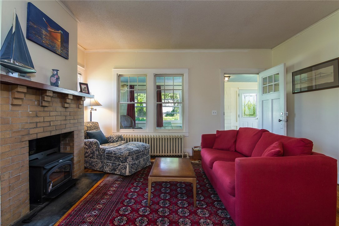 167 Bliss Road Middletown, RI 02842 - Photo 6 of 31 Living room