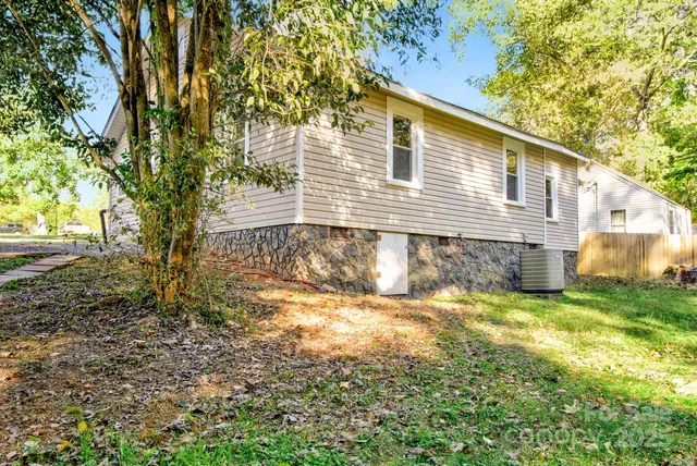 a view of a house with backyard and garden