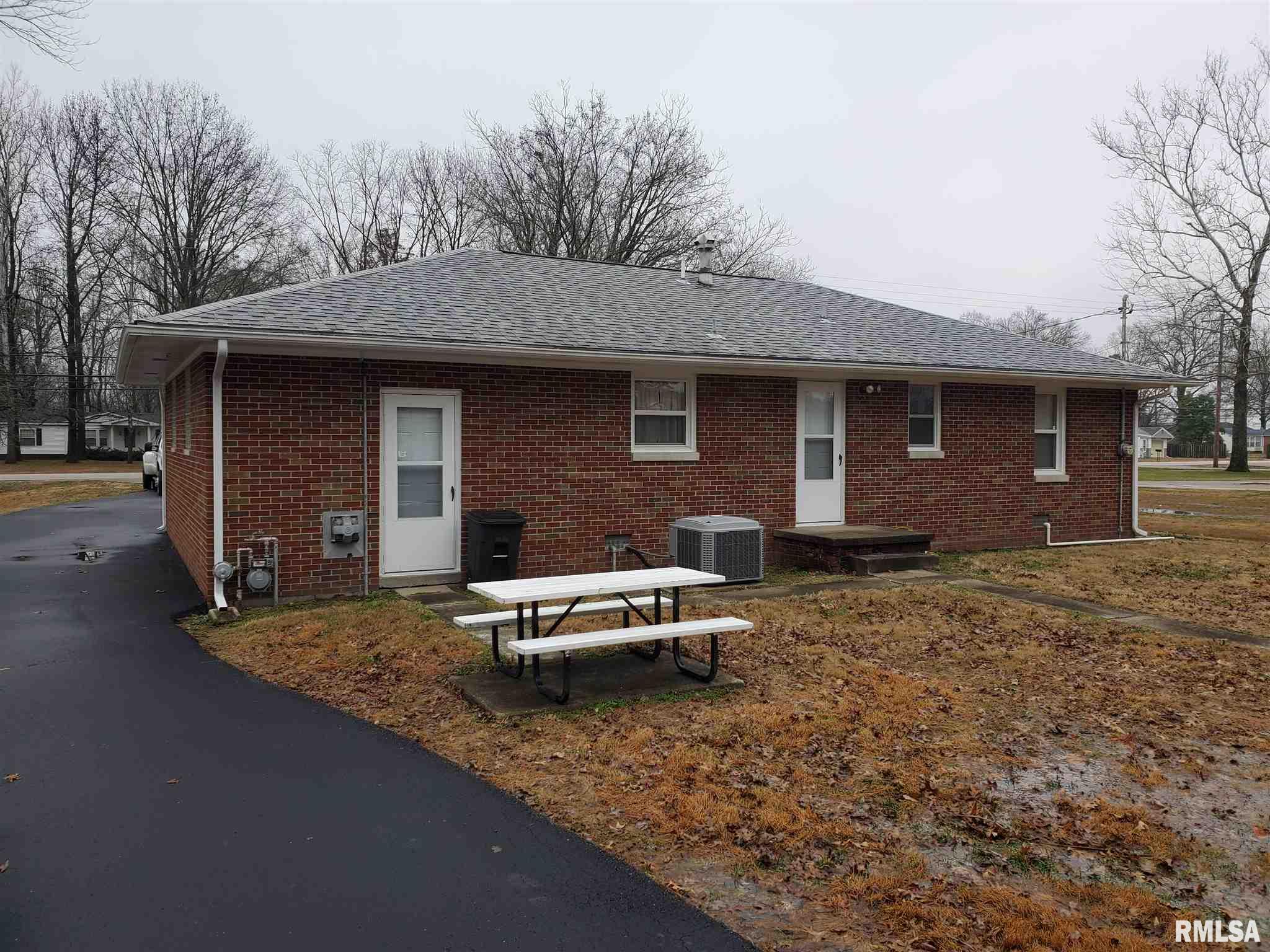 210 Country Club Road Centralia, IL 62801 - Photo 3 of 22 Gallery Image 3