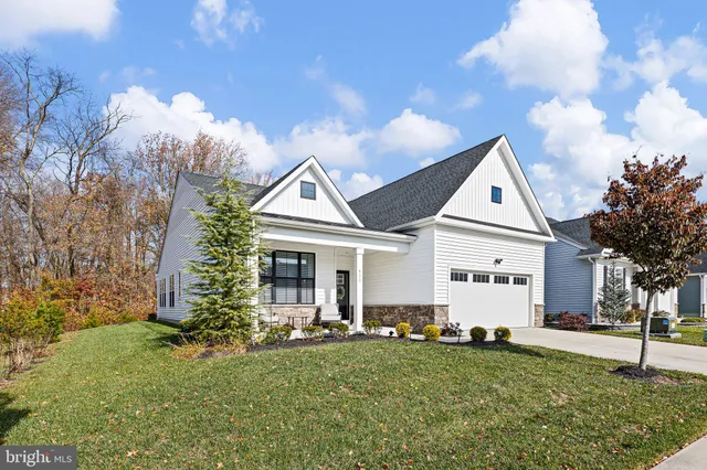 a view of a house with backyard