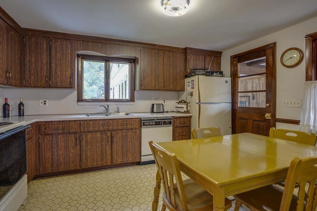 384 Concord Road Bedford, MA 01730 - Photo 5 of 34 Gallery Image 5