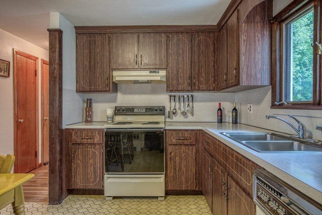 384 Concord Road Bedford, MA 01730 - Photo 8 of 34 Gallery Image 8