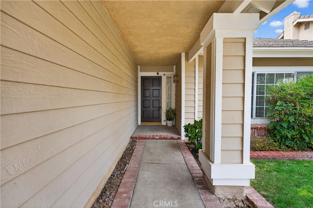 21965 Jeffers Lane Saugus, CA 91350 - Photo 4 of 40 Entrance