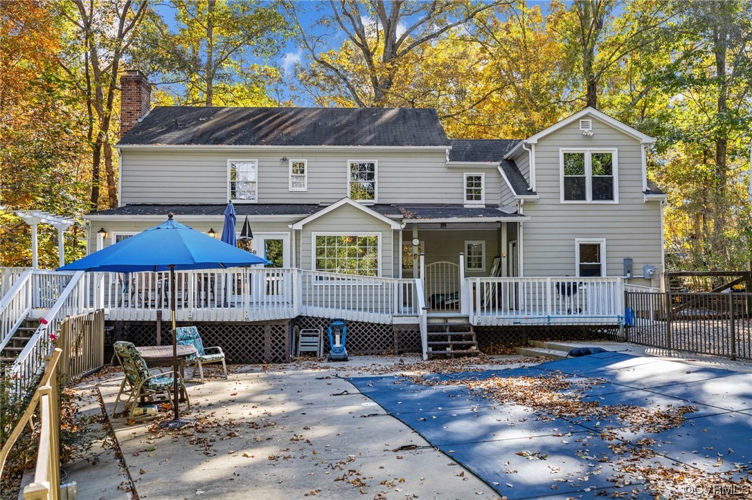 13206 Queensgate Road Midlothian, VA 23114 - Photo 6 of 42 a front view of a house with garden