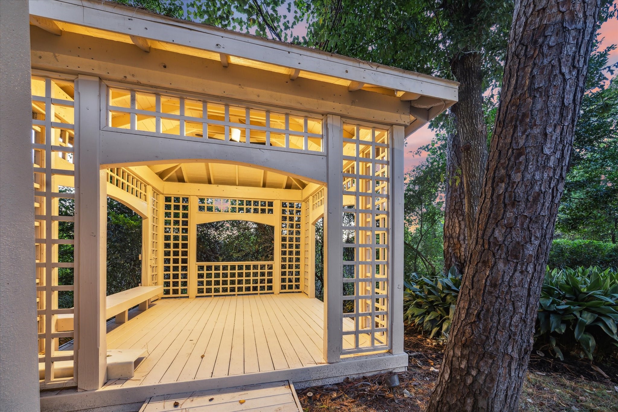 918 Huntington Cove Houston, TX 77063 - Photo 20 of 50 A secluded sanctuary for a quiet contemplation or shared moments.