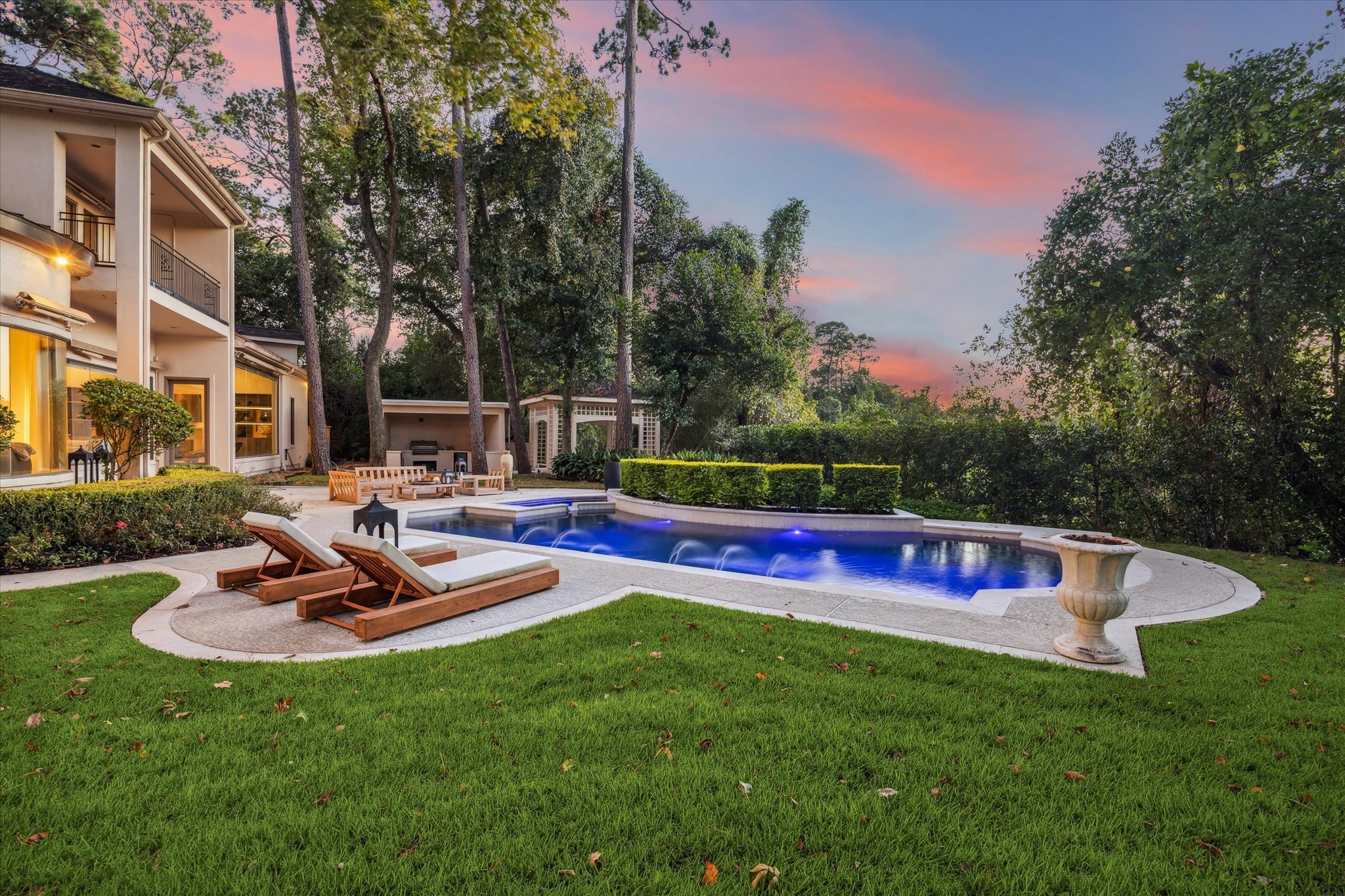 918 Huntington Cove Houston, TX 77063 - Photo 22 of 50 The perfect setup for effortless outdoor entertaining.