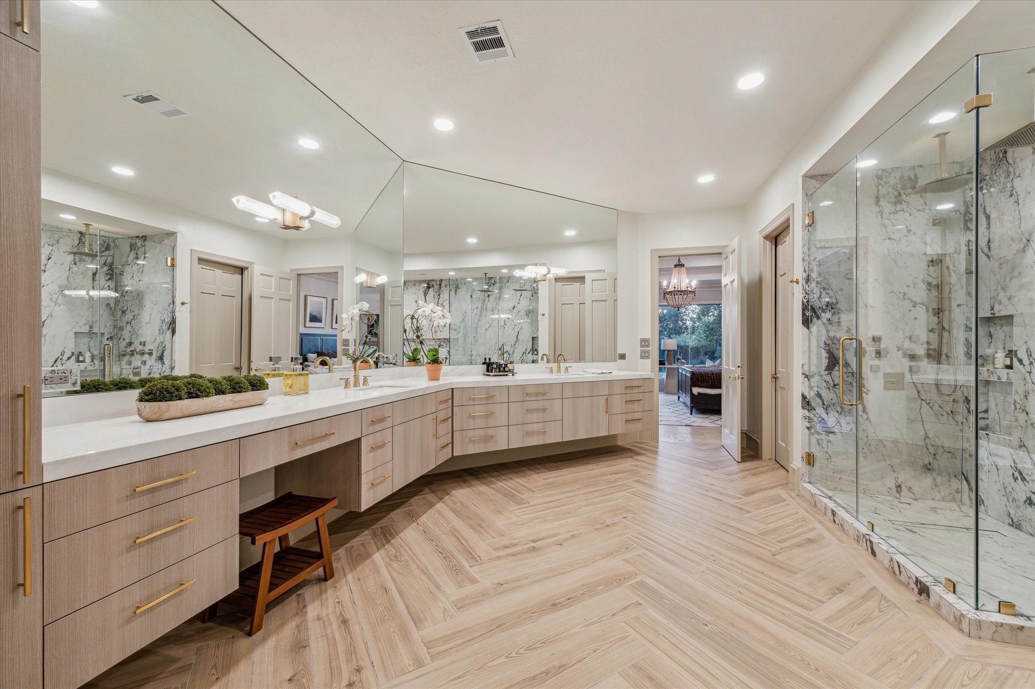 918 Huntington Cove Houston, TX 77063 - Photo 39 of 50 Indulge in a spa-like retreat in the primary en-suite, where every detail has been thoughtfully designed to create your personal oasis.
