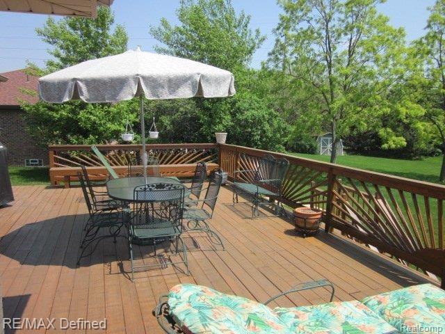 2541 Meadowview Court Rochester, MI 48306 - Photo 4 of 24 Large Deck