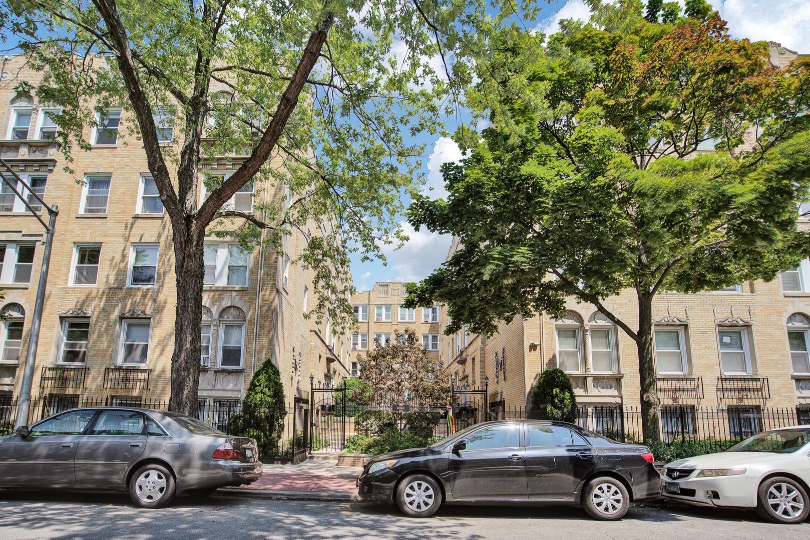 842 West Ainslie Street, Unit F2 Chicago, IL 60640 - Photo 1 of 18